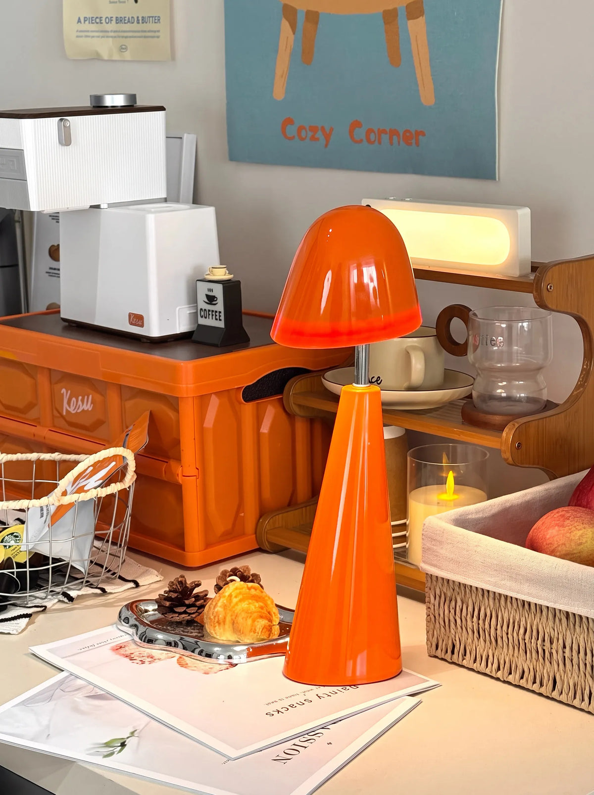 Lámpara de mesa portátil recargable Tocela en un salón acogedor – imagen 10