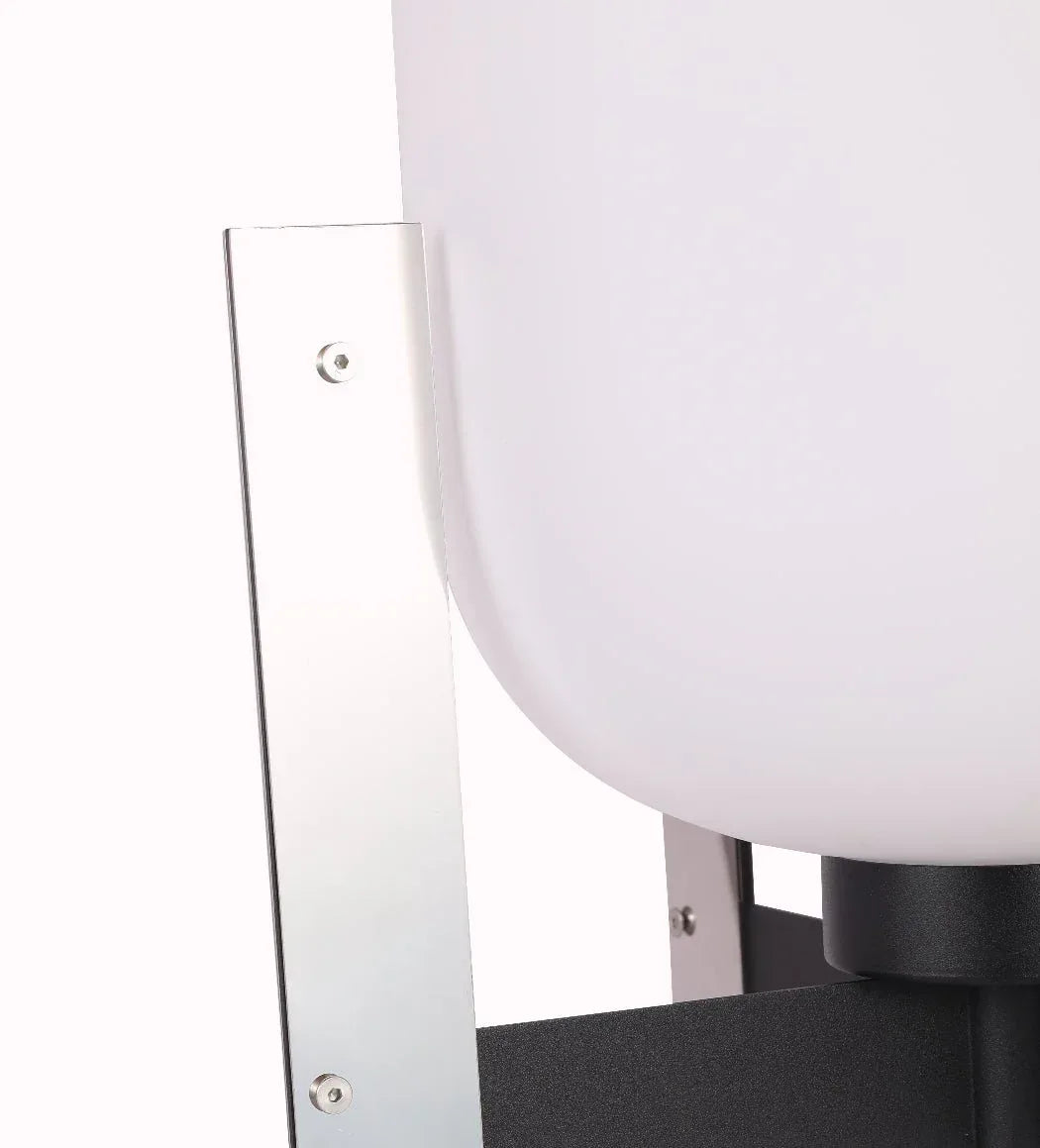 Lámpara de mesa farol Togala – detalle de las placas cromadas