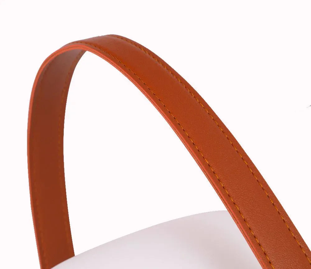Lámpara de mesa farol Togala – detalle del asa de piel cosida