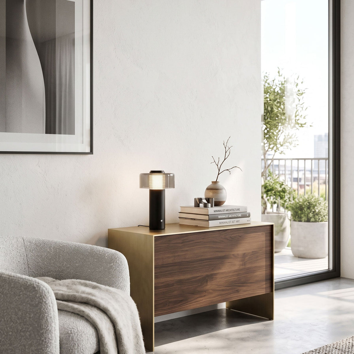 Lámpara de mesa inalámbrica Tolmelo – sobre una cómoda junto a un balcón