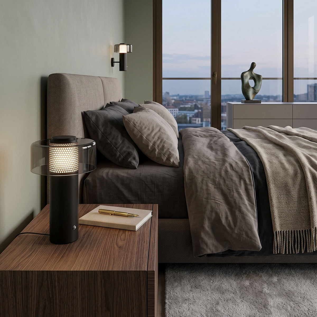 Lámpara de mesa inalámbrica Tolmelo – en un dormitorio con vistas a la ciudad