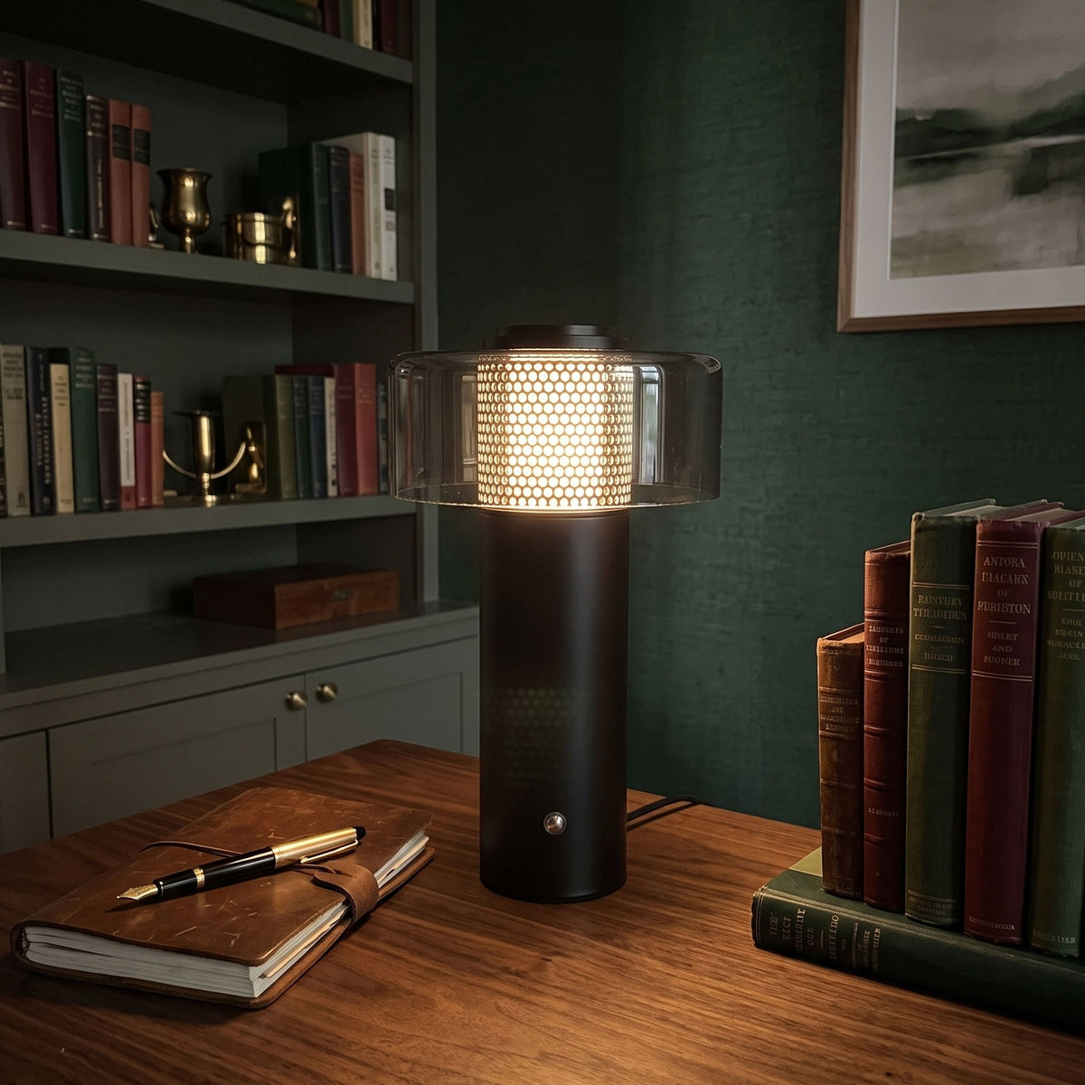 Lámpara de mesa inalámbrica Tolmelo – sobre un escritorio de madera con libros