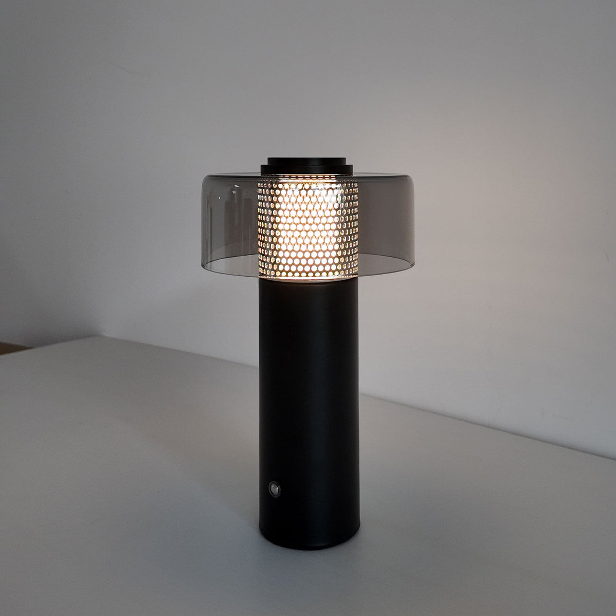 Lámpara de mesa inalámbrica Tolmelo – encendida con el núcleo perforado