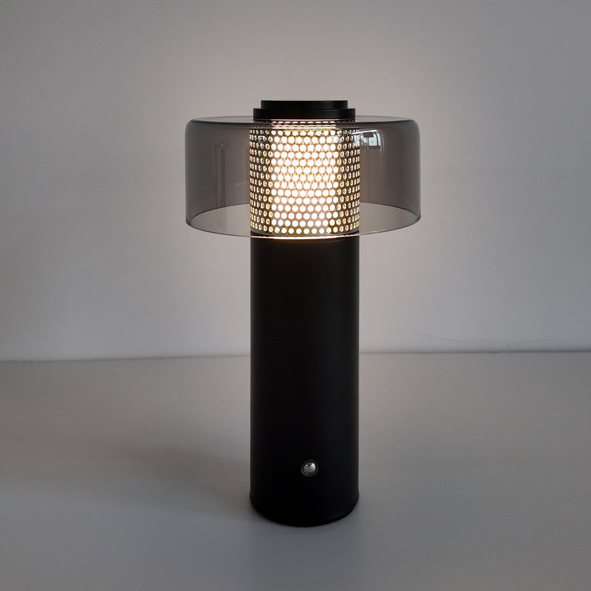 Lámpara de mesa inalámbrica Tolmelo – vista frontal encendida