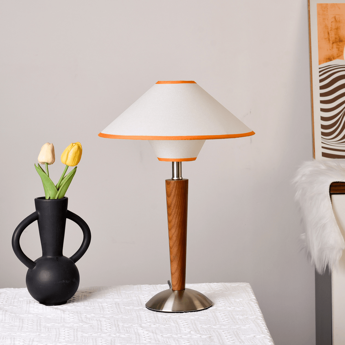 Lámpara de mesa de madera Tolmena en un salón acogedor – imagen 12