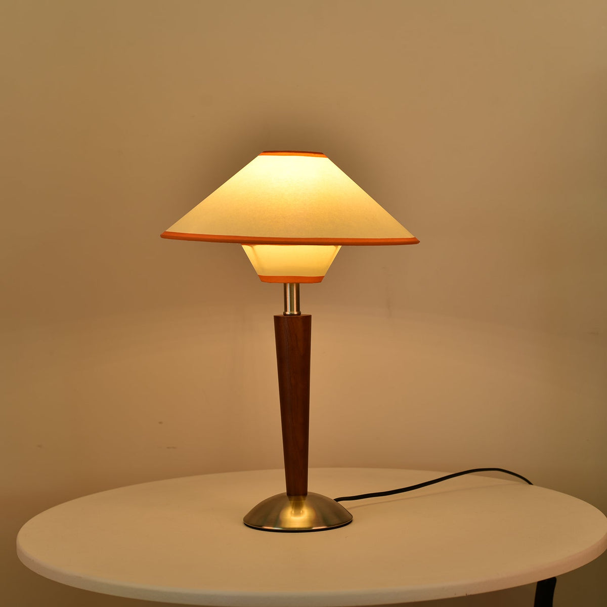 Lámpara de mesa de madera Tolmena en un salón acogedor – imagen 15