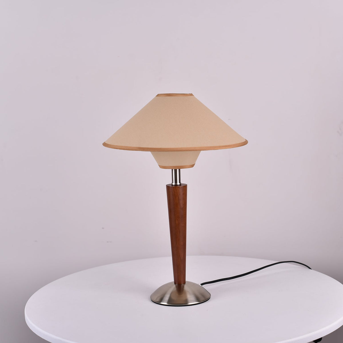 Lámpara de mesa de madera Tolmena en un salón acogedor – imagen 16