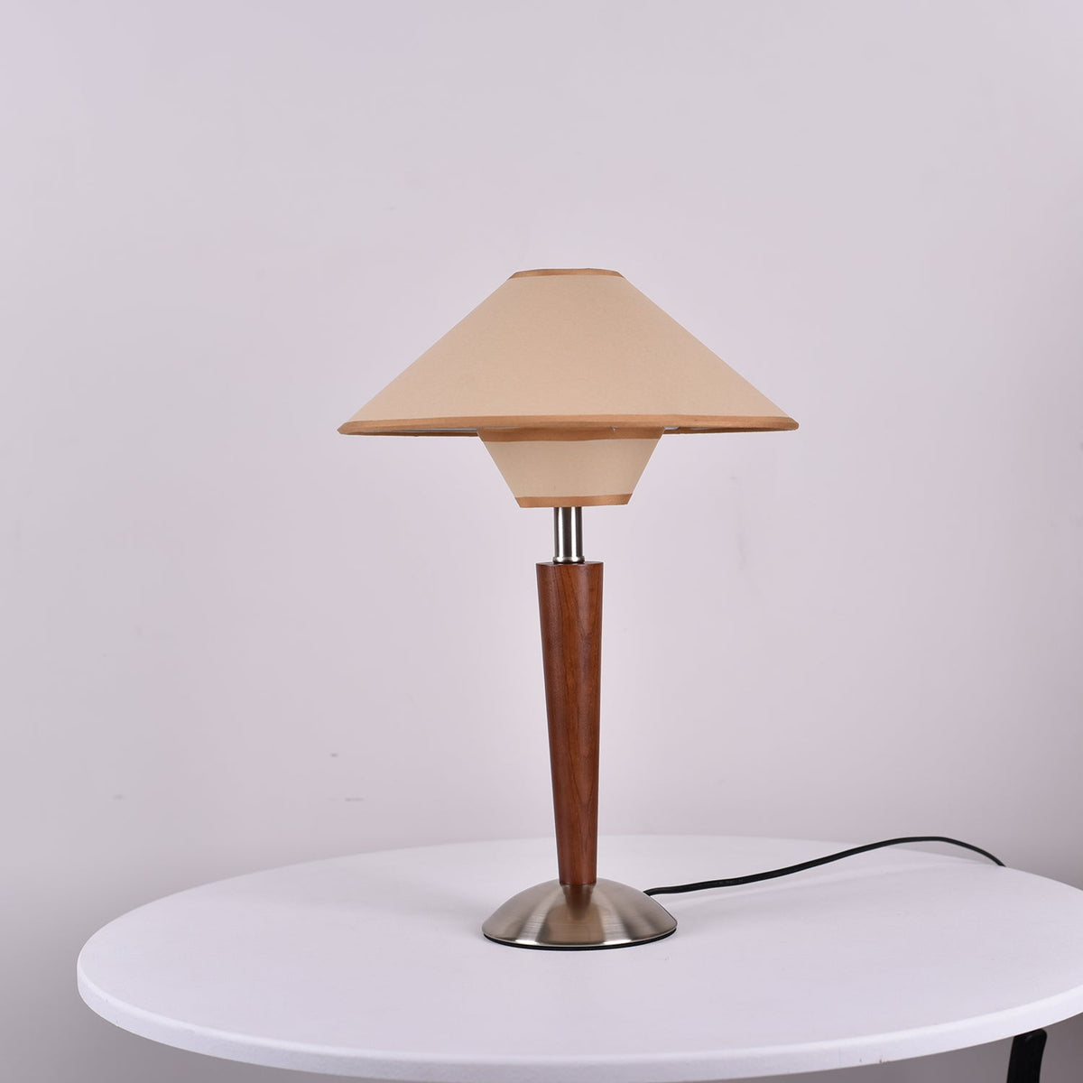 Lámpara de mesa de madera Tolmena en un salón acogedor – imagen 17