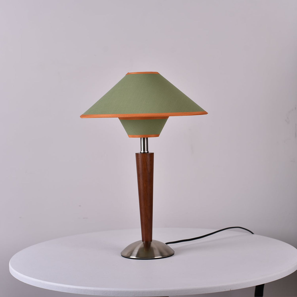 Lámpara de mesa de madera Tolmena en un salón acogedor – imagen 18