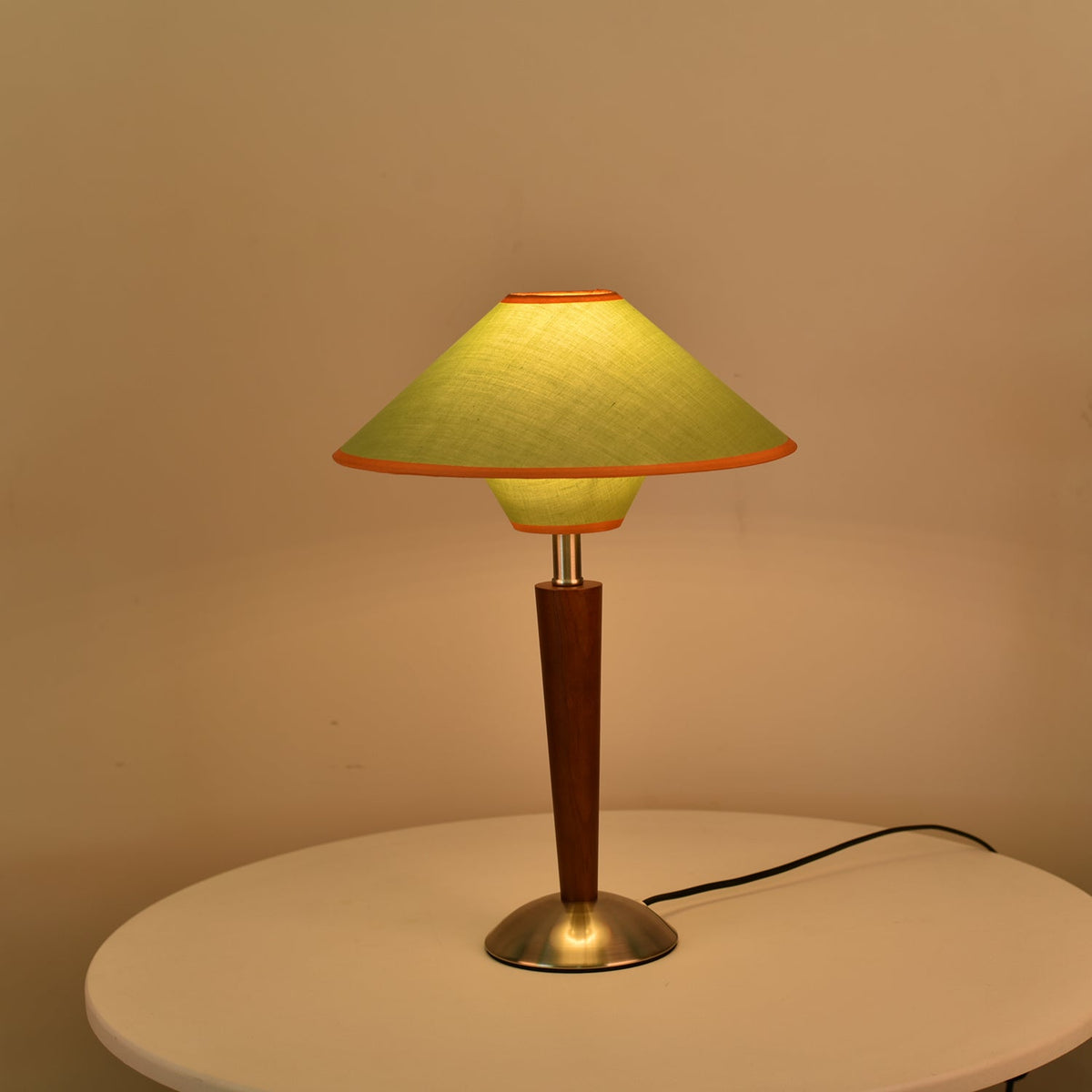 Lámpara de mesa de madera Tolmena en un salón acogedor – imagen 19