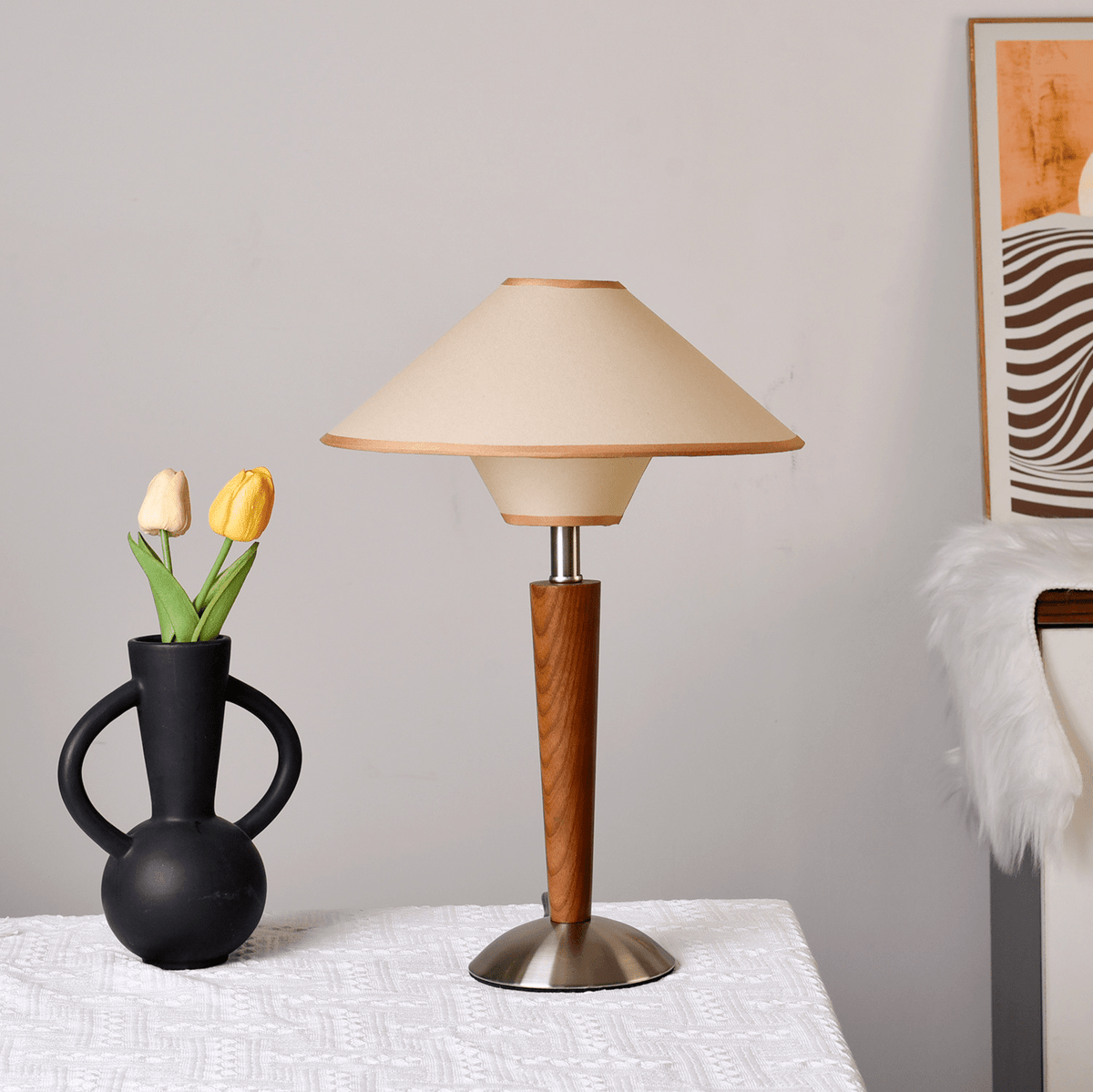 Lámpara de mesa de madera Tolmena – con pantalla de tela tostada