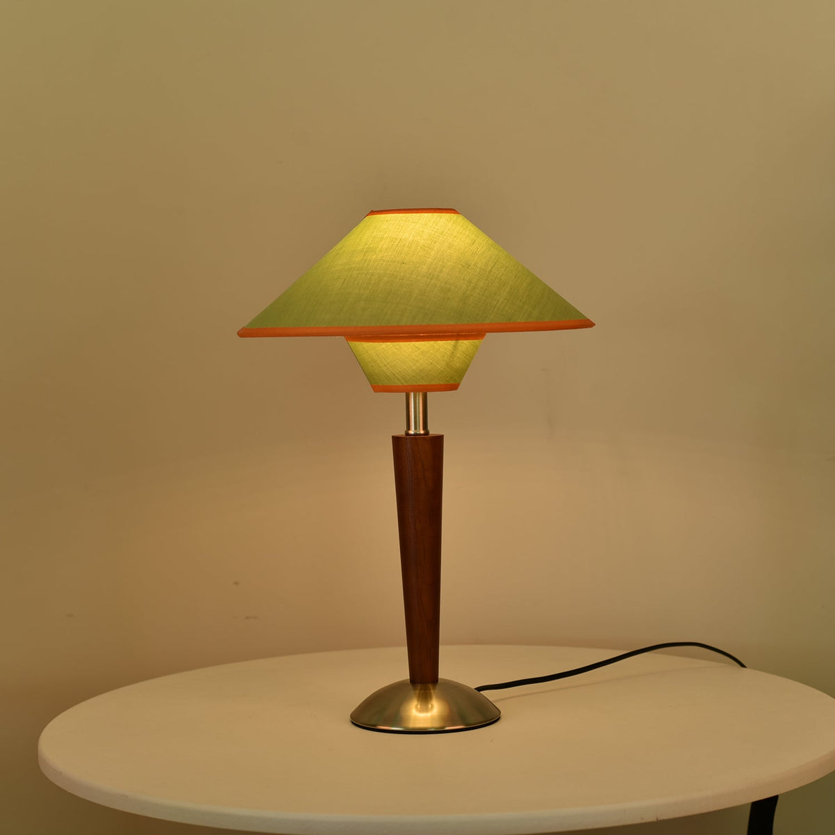 Lámpara de mesa de madera Tolmena en un salón acogedor – imagen 20