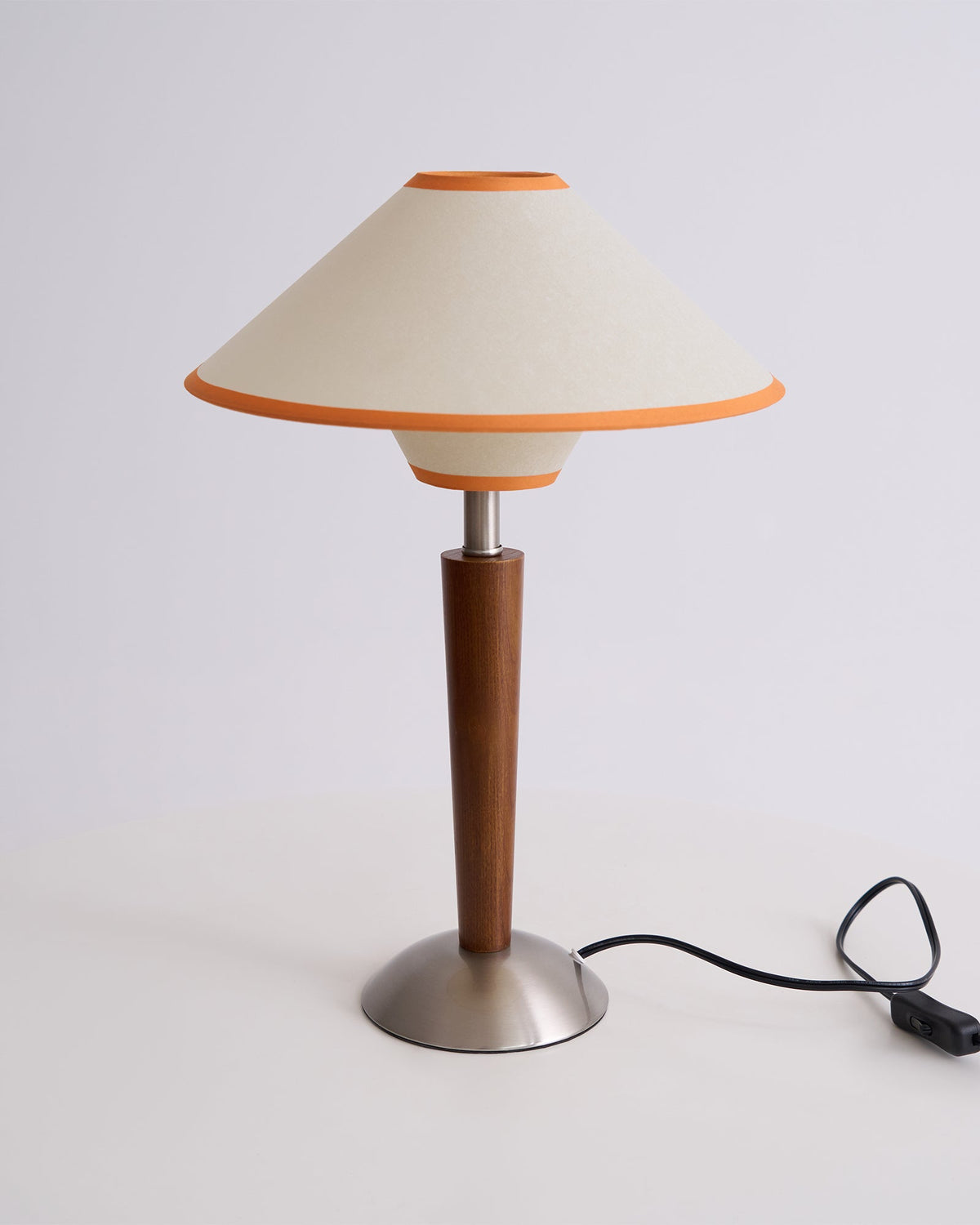 Lámpara de mesa de madera Tolmena en un salón acogedor – imagen 21