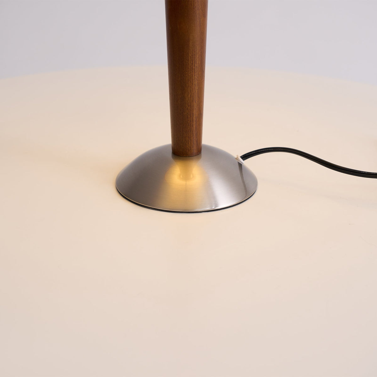 Lámpara de mesa de madera Tolmena – detalle de la base metálica