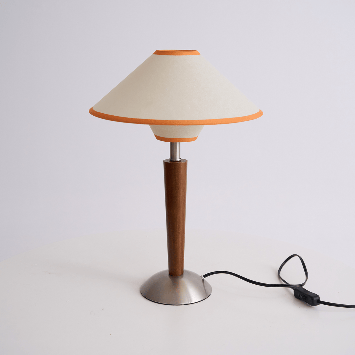 Lámpara de mesa de madera Tolmena en un salón acogedor – imagen 24
