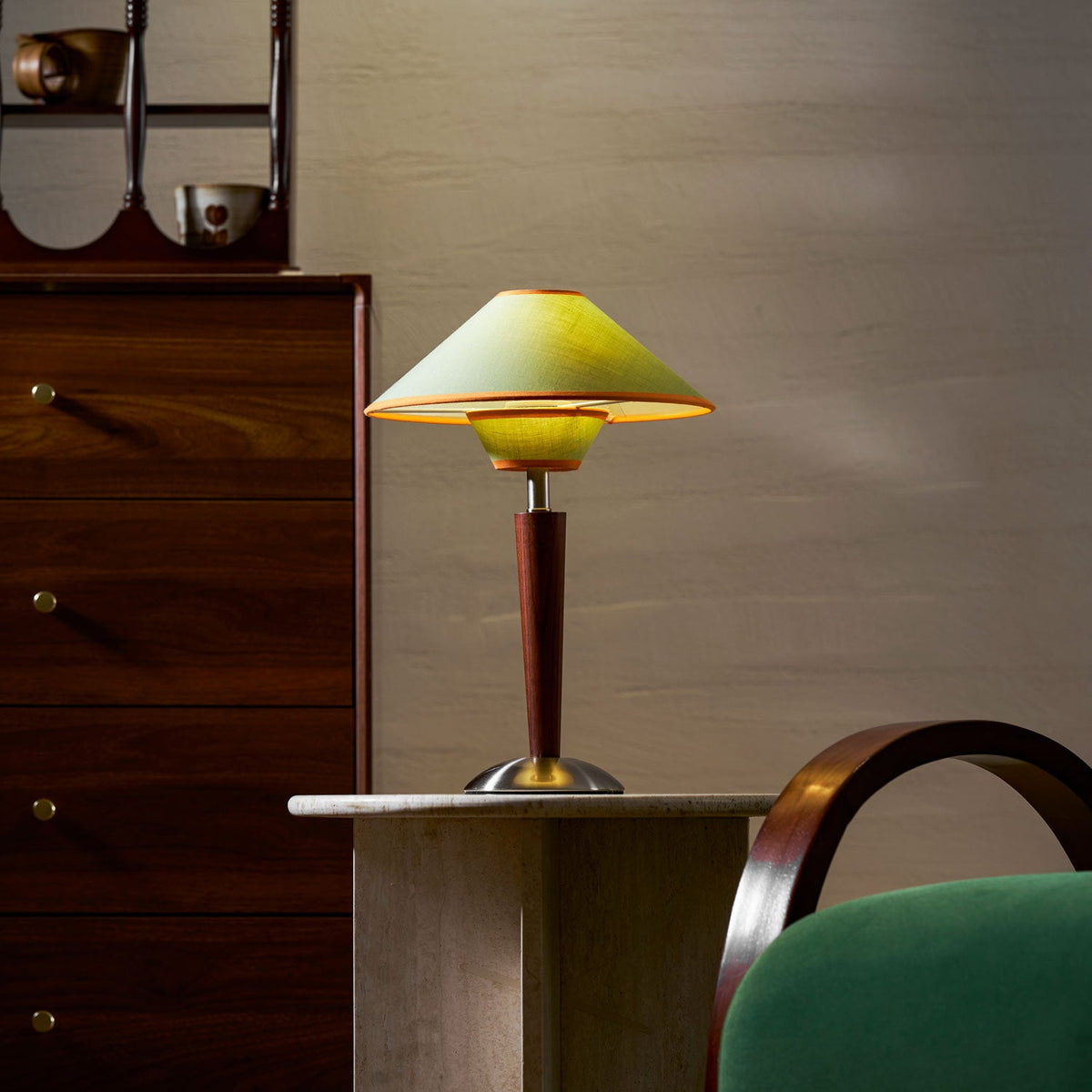 Lámpara de mesa de madera Tolmena en un salón acogedor – imagen 25