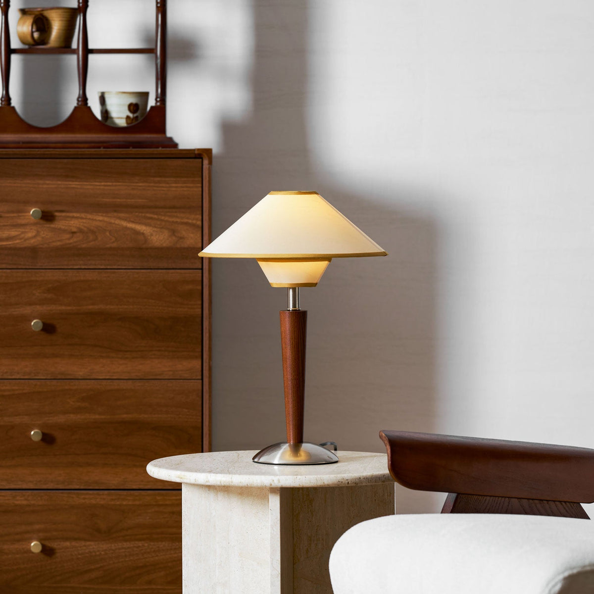 Lámpara de mesa de madera Tolmena en un salón acogedor – imagen 26