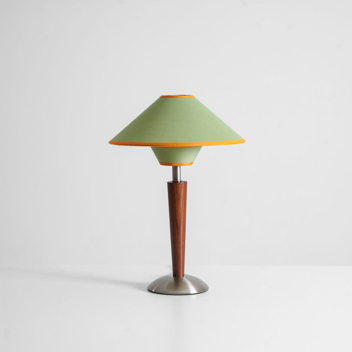 Lámpara de mesa de madera Tolmena en un salón acogedor – imagen 27