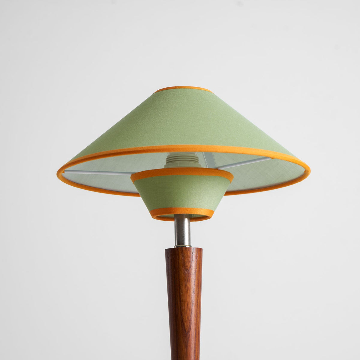 Lámpara de mesa de madera Tolmena en un salón acogedor – imagen 28