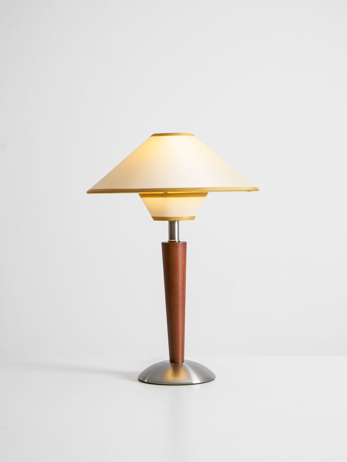 Lámpara de mesa de madera Tolmena en un salón acogedor – imagen 29