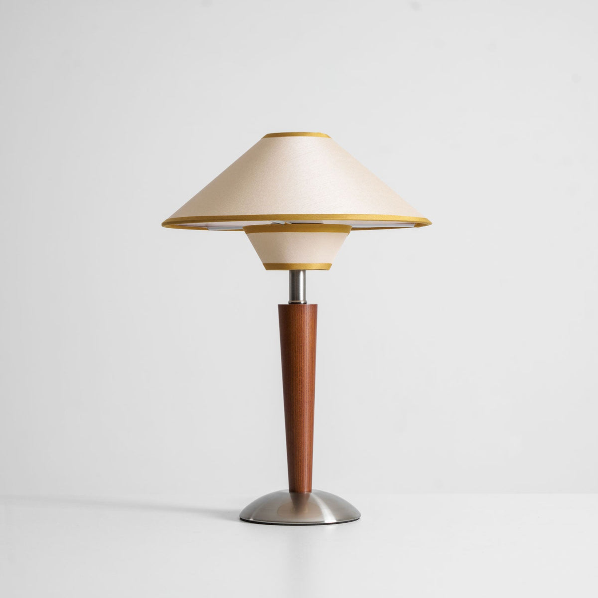 Lámpara de mesa de madera Tolmena en un salón acogedor – imagen 30