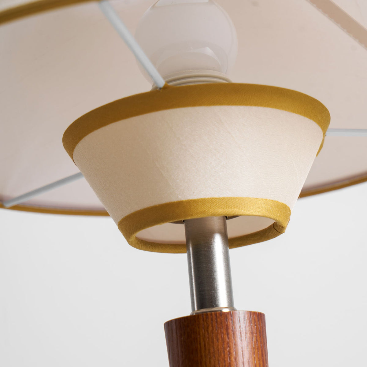 Lámpara de mesa de madera Tolmena en un salón acogedor – imagen 31
