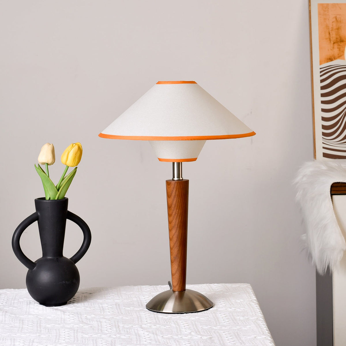 Lámpara de mesa de madera Tolmena – con pantalla de tela beige
