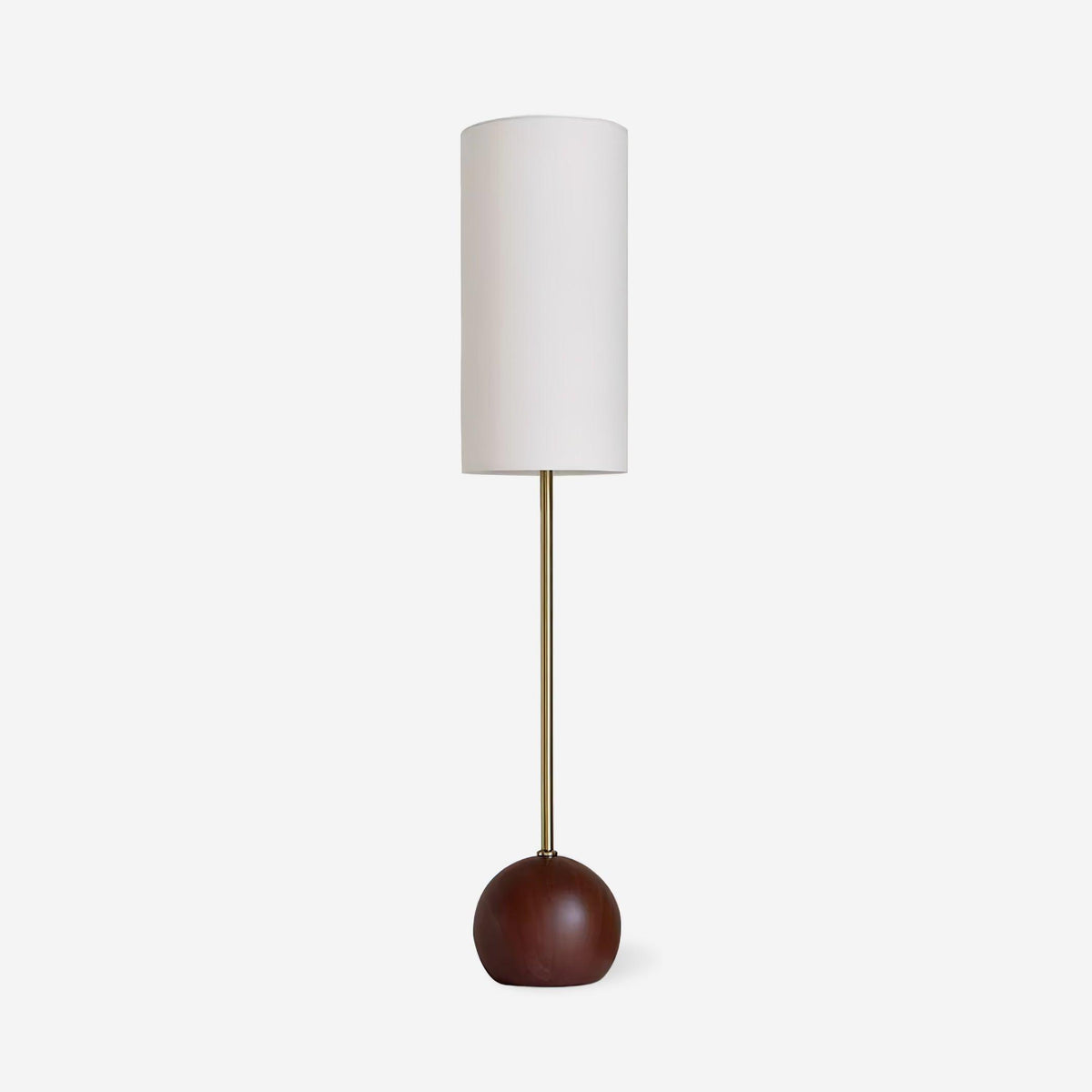 Lámpara de pie con base de bola de madera Tolvena en un salón acogedor – imagen 7