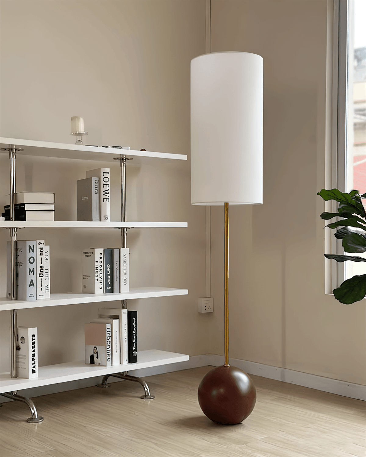 Lámpara de pie con base de bola de madera Tolvena en un salón acogedor – imagen 9