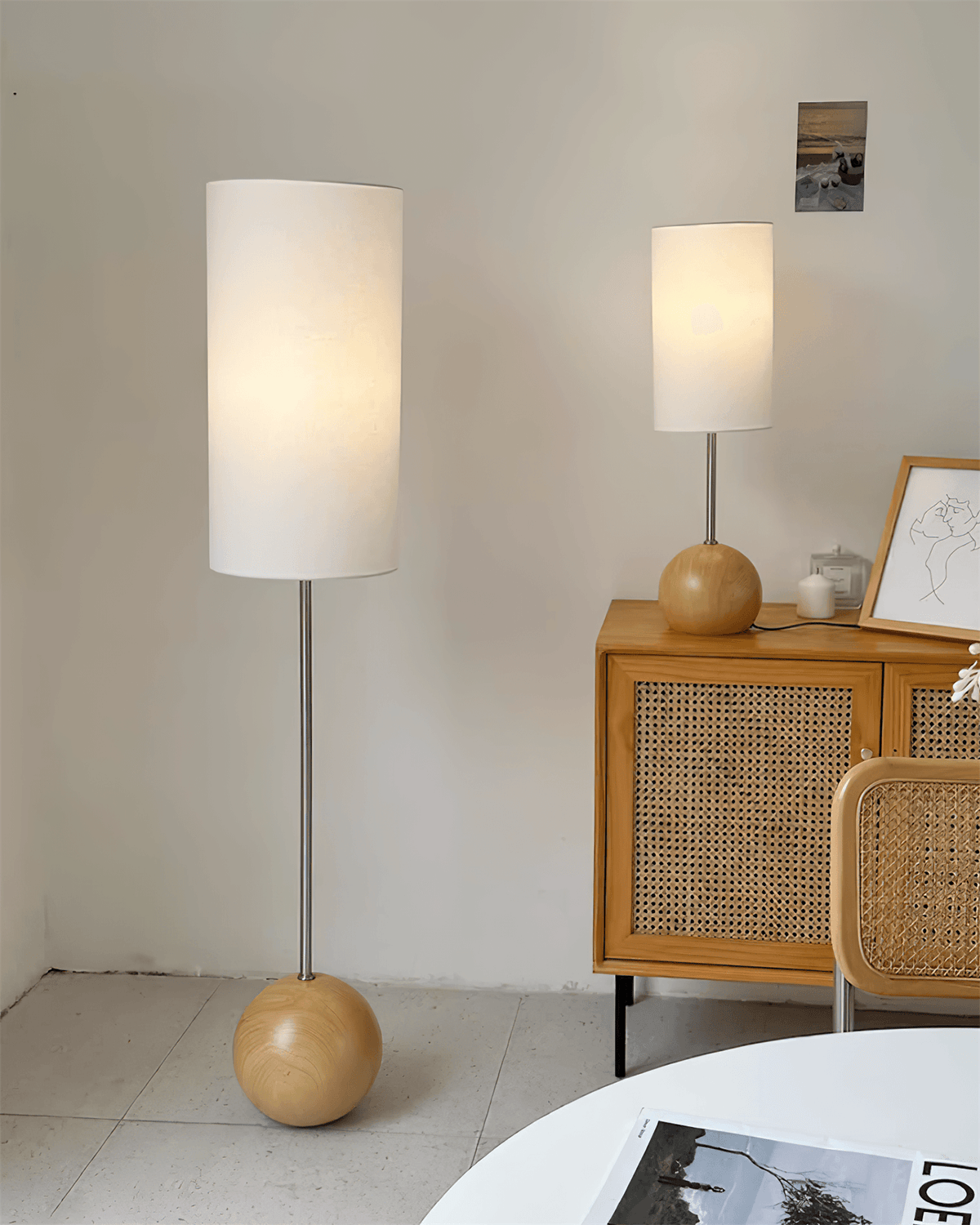 Lámpara de pie con base de bola de madera Tolvena en un salón acogedor – imagen 10