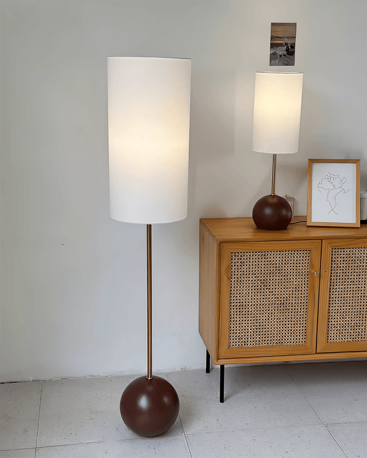 Lámpara de pie con base de bola de madera Tolvena en un salón acogedor – imagen 11