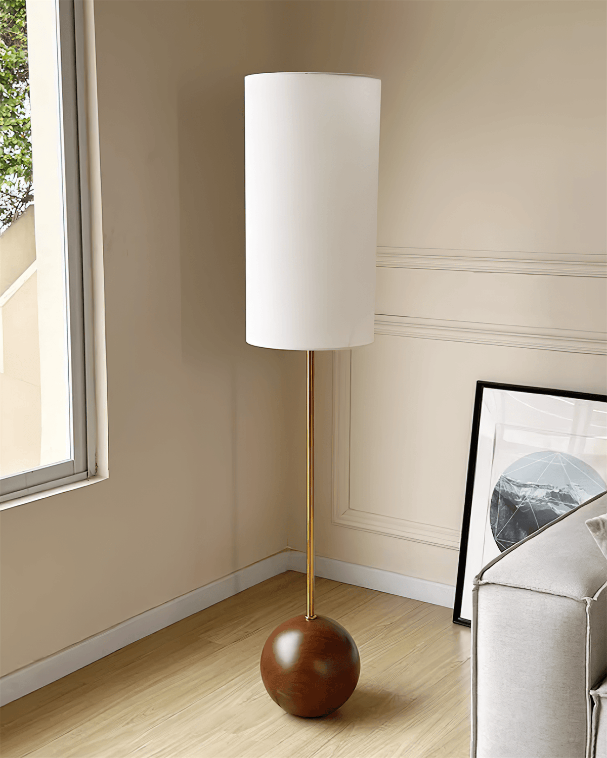 Lámpara de pie con base de bola de madera Tolvena en un salón acogedor – imagen 13