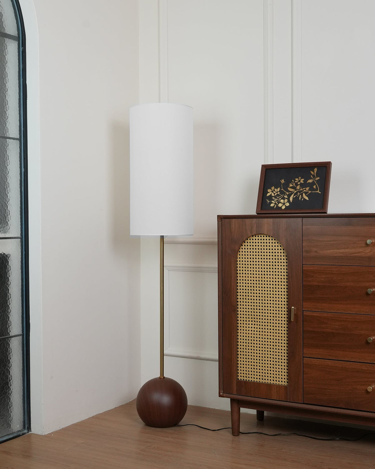 Lámpara de pie con base de bola de madera Tolvena en un salón acogedor – imagen 15