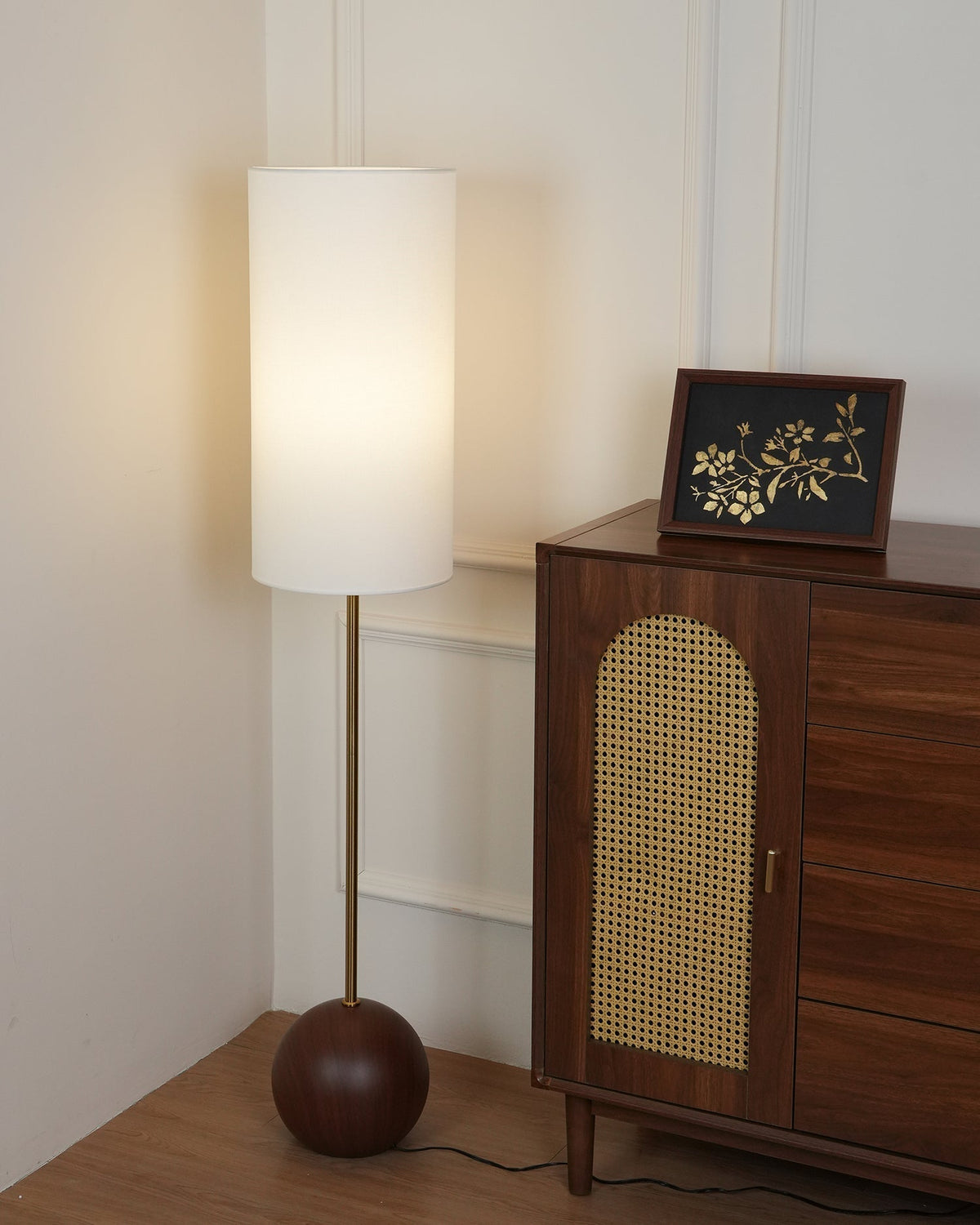 Lámpara de pie con base de bola de madera Tolvena en un salón acogedor – imagen 17