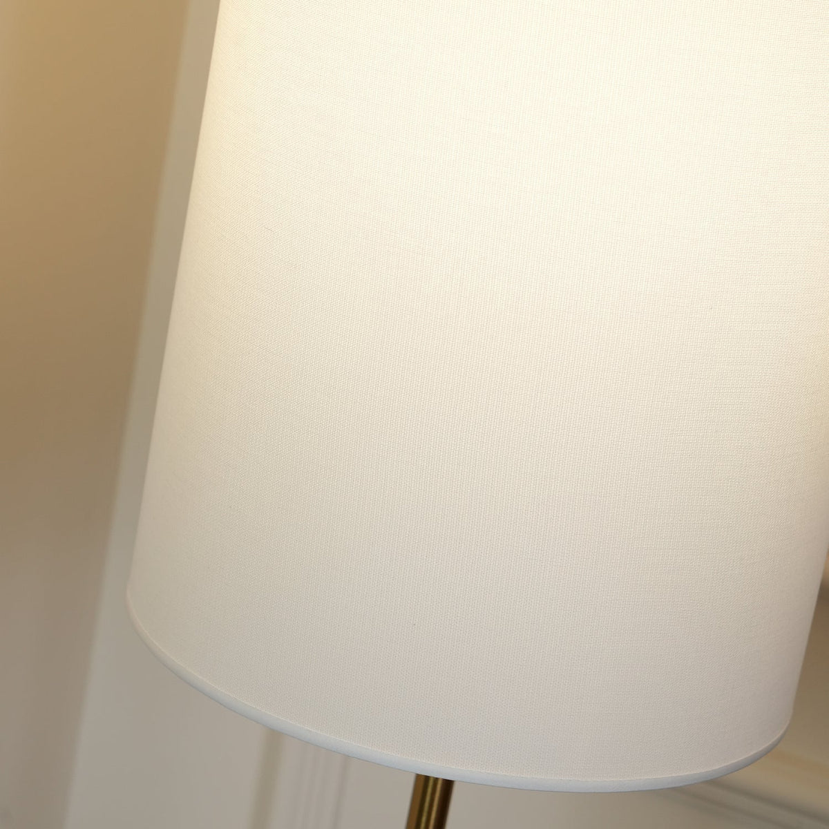 Lámpara de pie con base de bola de madera Tolvena – detalle de la pantalla de tela encendida