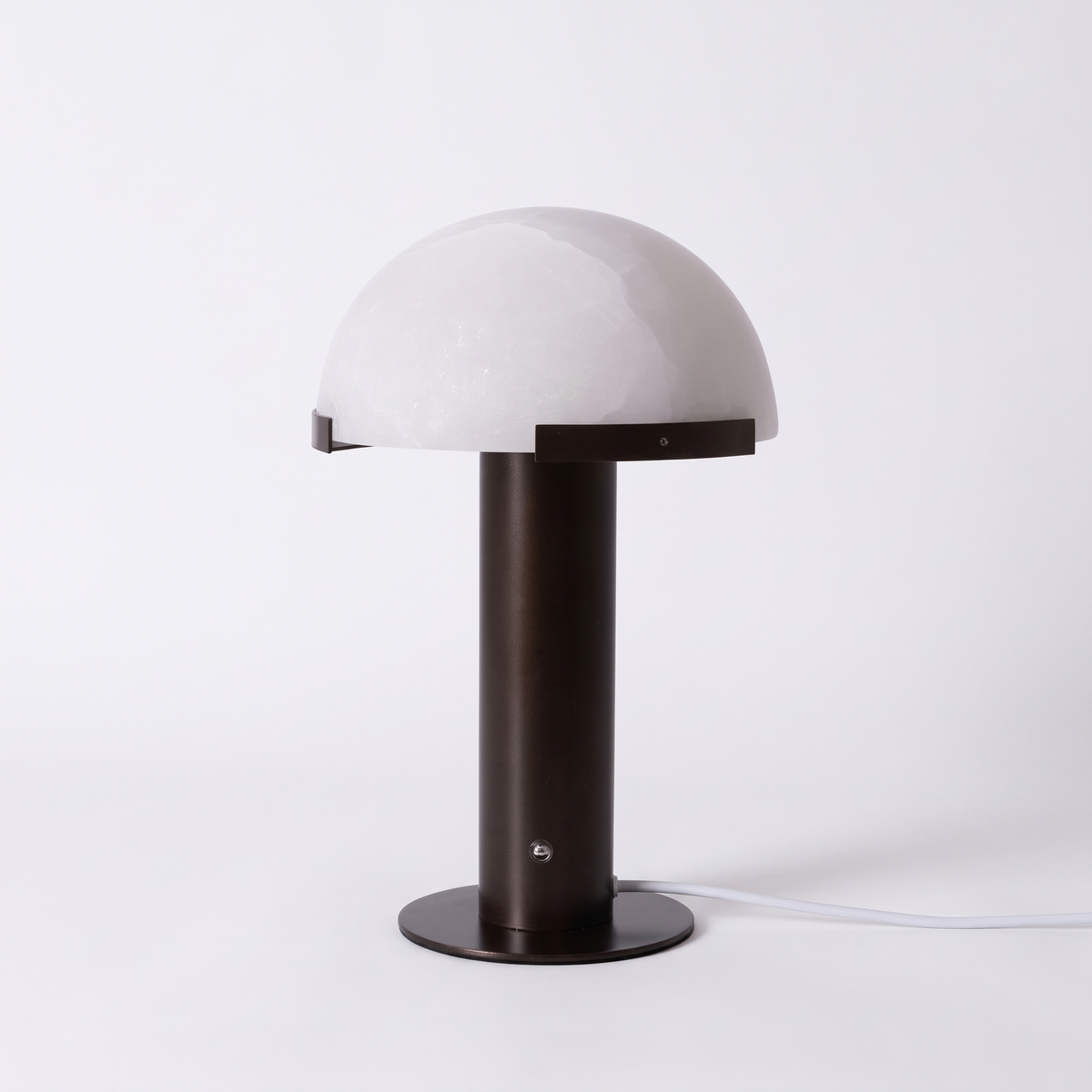 Lámpara de mesa cúpula Tolvera – negra sobre fondo blanco