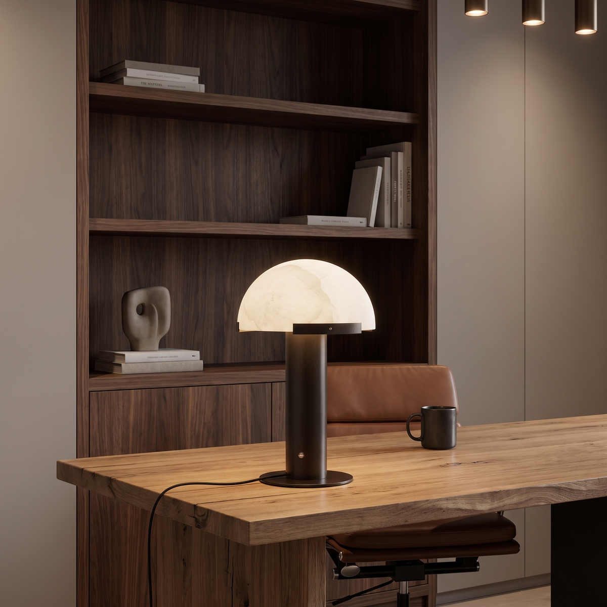 Lámpara de mesa cúpula Tolvera – negra sobre un escritorio de madera