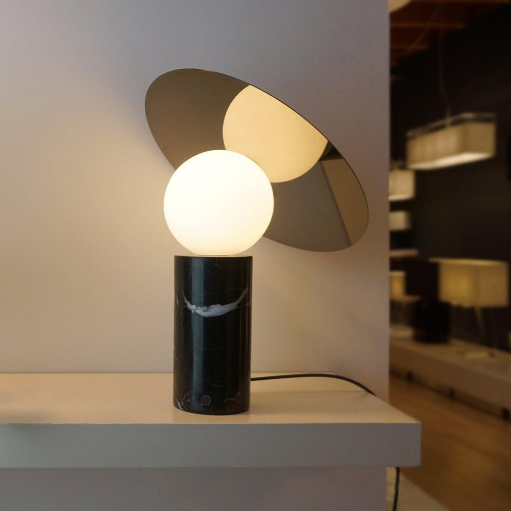Lámpara de mesa con globo Tondisa – encendida sobre una consola