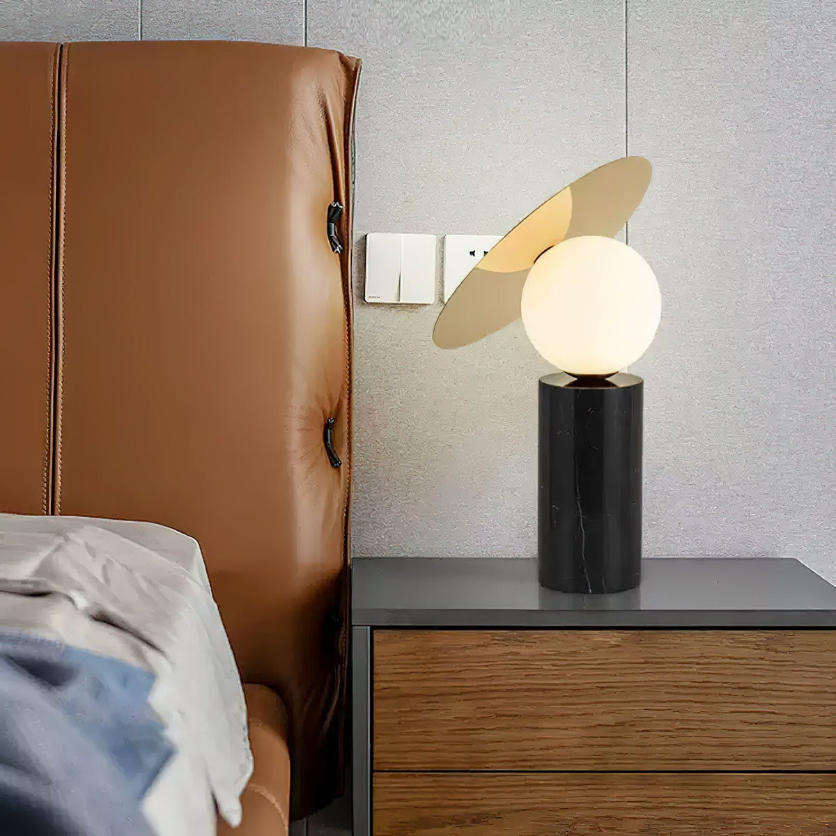 Lámpara de mesa con globo Tondisa – en una mesita de noche