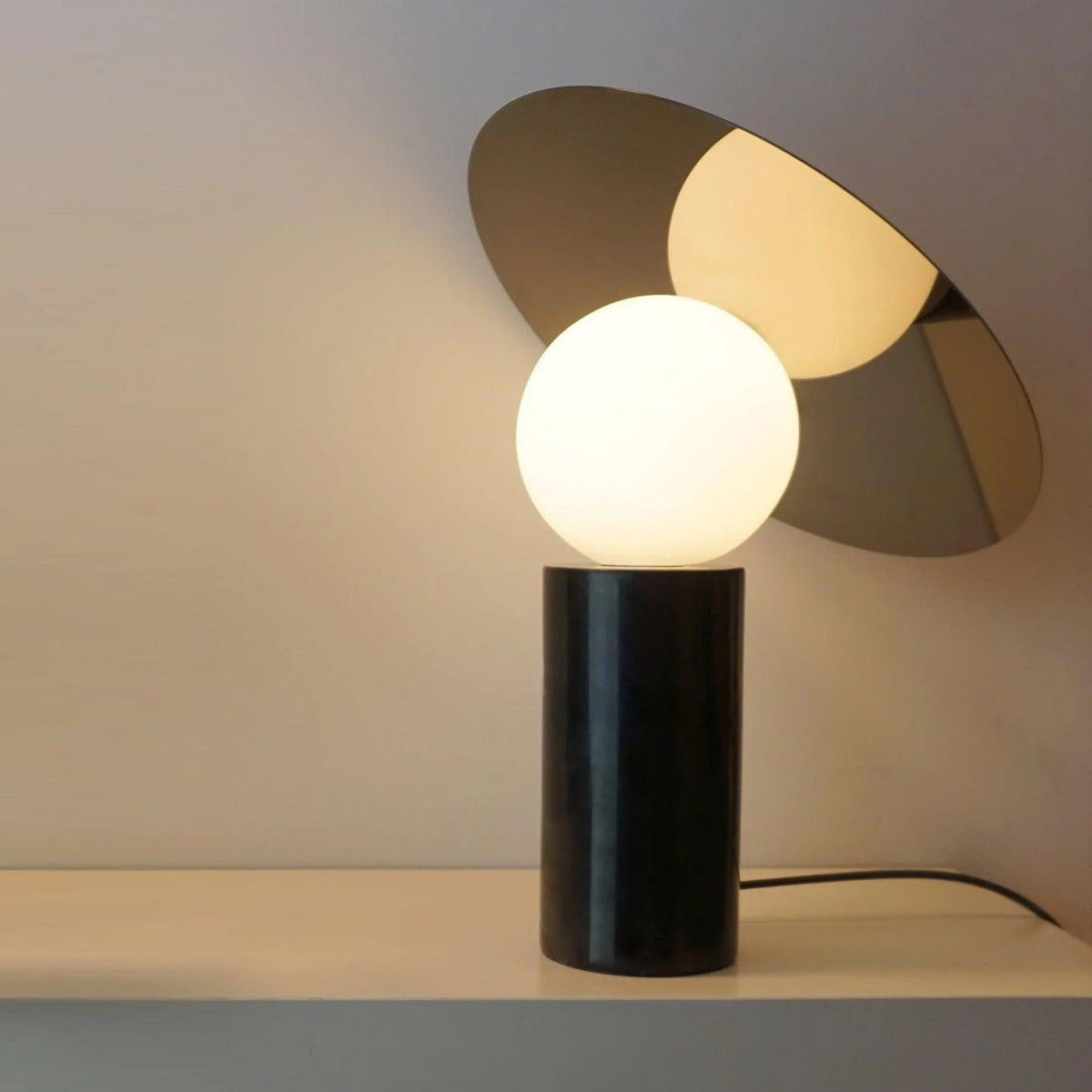 Lámpara de mesa con globo Tondisa – encendida de cerca
