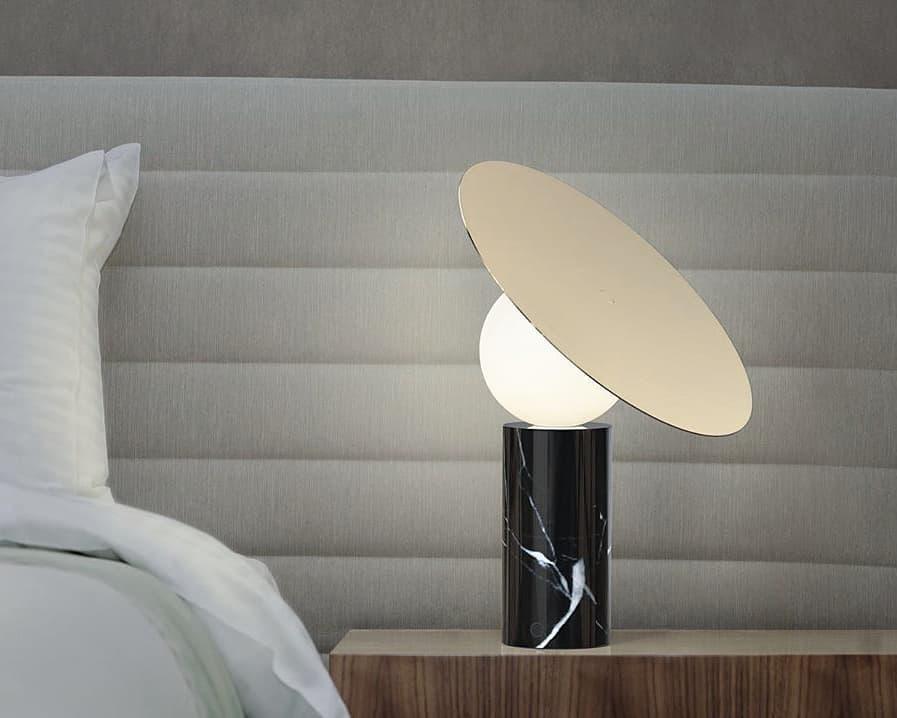 Lámpara de mesa con globo Tondisa – en un dormitorio