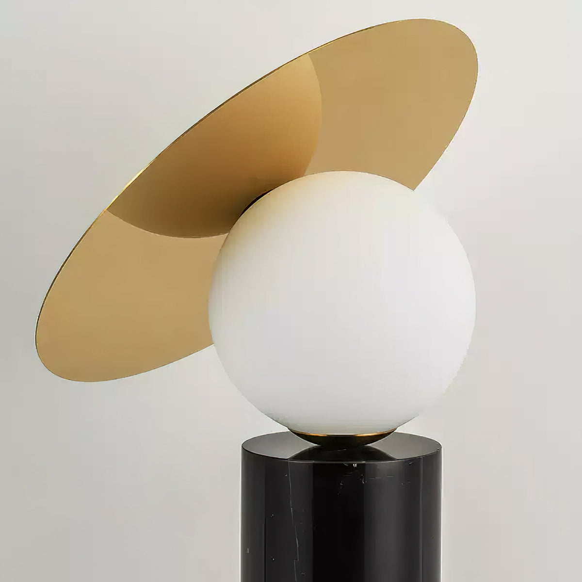 Lámpara de mesa con globo Tondisa – detalle del globo y el disco