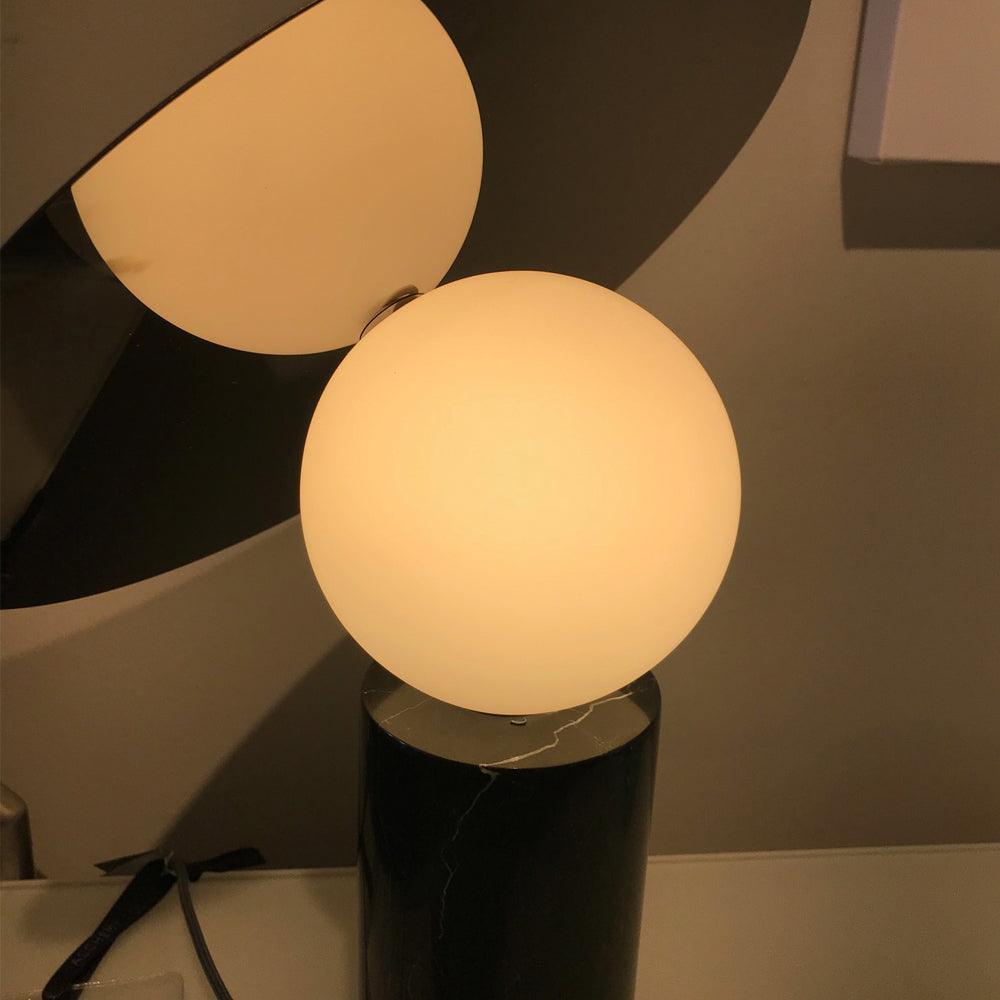 Lámpara de mesa con globo Tondisa – detalle de la luz indirecta