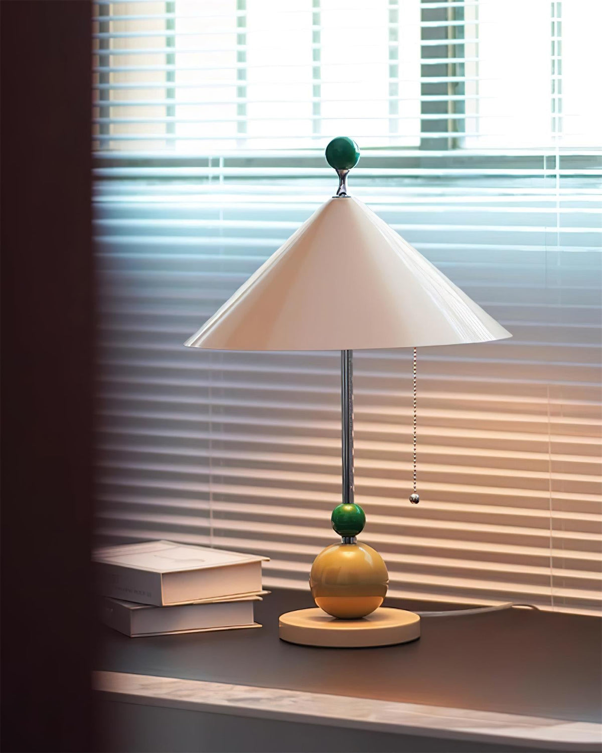 Lámpara de mesa retro Toquela sobre un escritorio de madera – imagen 10
