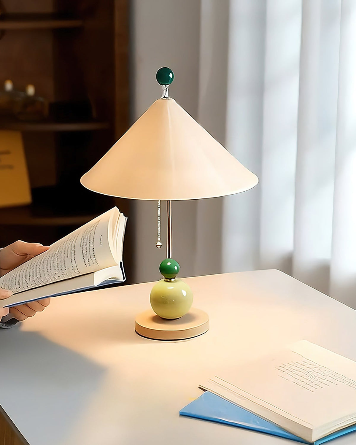 Lámpara de mesa retro Toquela sobre un escritorio de madera – imagen 4
