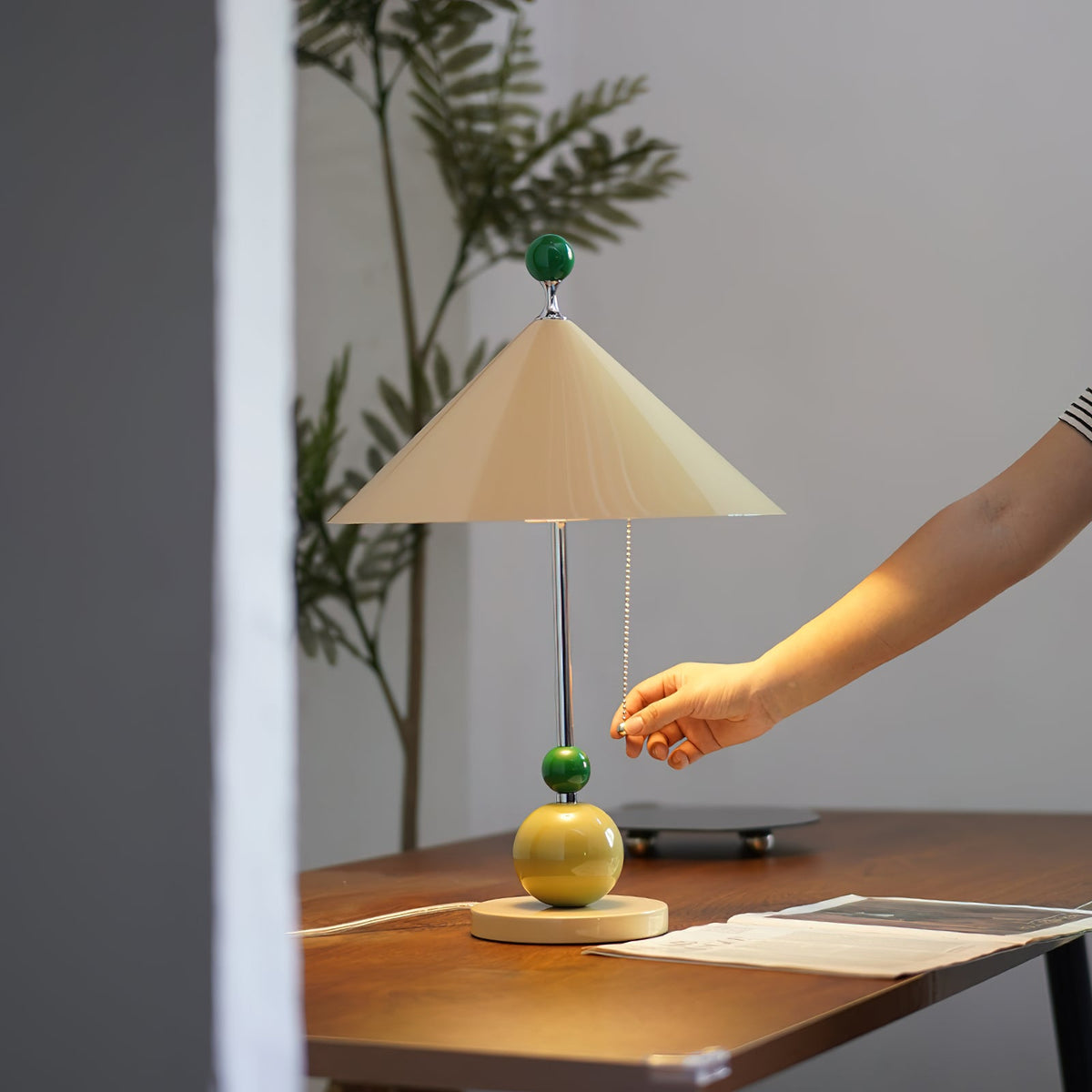 Lámpara de mesa retro Toquela sobre un escritorio de madera – imagen 6