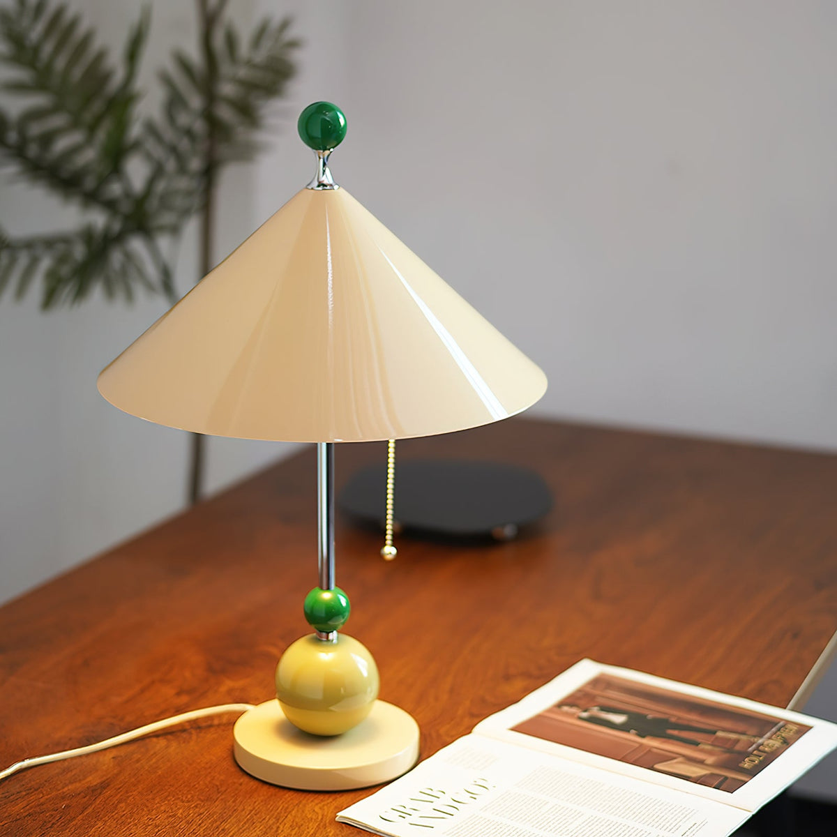 Lámpara de mesa retro Toquela sobre un escritorio de madera – imagen 7