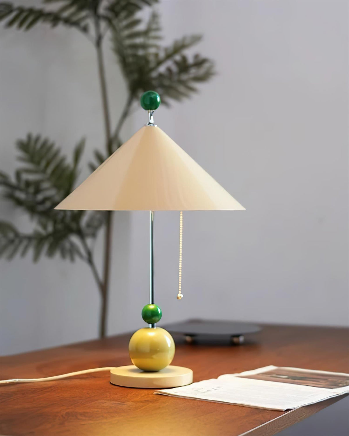 Lámpara de mesa retro Toquela sobre un escritorio de madera – imagen 9