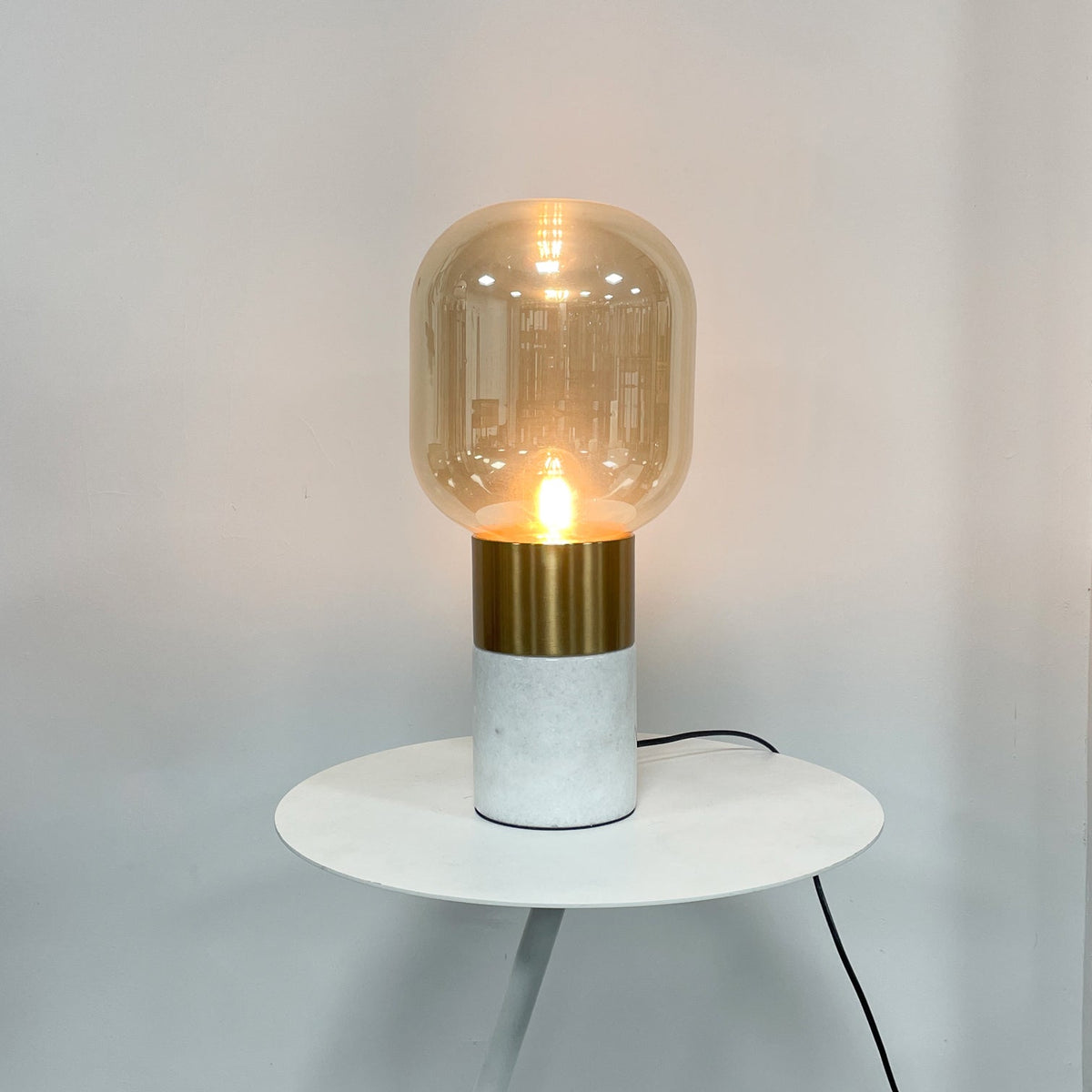 Lámpara de mesa de mármol y cristal Kavira – encendida con bombilla de filamento