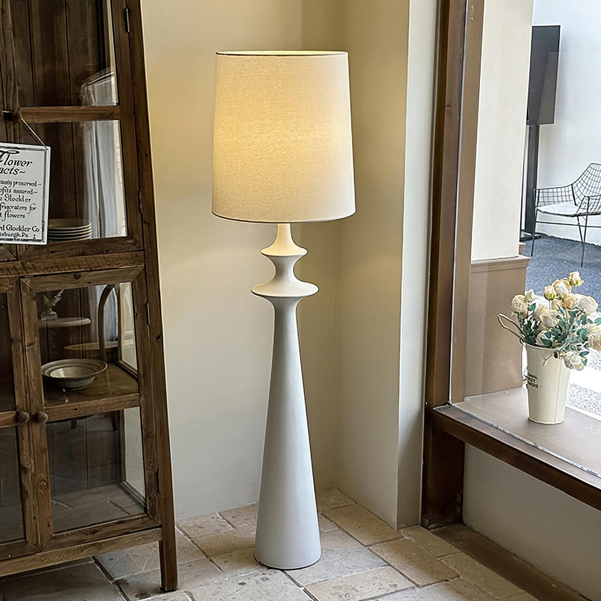 Lámpara de pie columna torneada blanca Tornara en un salón de estilo minimalista – imagen 5